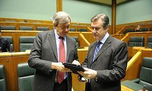 Carlos Aguirre, consejero de Economía, y Bernabé Unda, de Industria, en una sesión en el Parlamento./