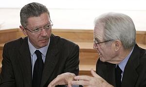 El ministro de Justicia conversa con el jurista Antonio Garrigues Walker./