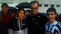 Bielsa se fotografía con dos jóvenes aficionados./