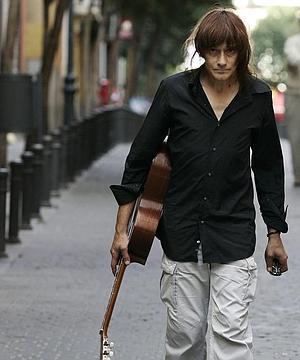 Antonio Vega, con la guitarra./ José Ramón Ladra/