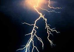 Un rayo cruza el cielo durante una tormenta. /Afp/