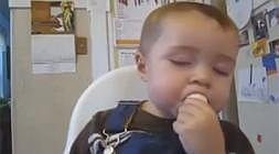 El pequeño, en plena ingesta. /Youtube/