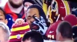 Trent Williams mete el dedo en el ojo a su rival./