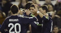 Higuaín, Varane y Ozil felicitan a Ronaldo, muy acertado ayer ante el Valencia. :: AFP/