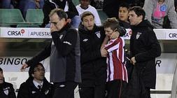 Gurpegui consuela a Muniain. / Ignacio Pérez/