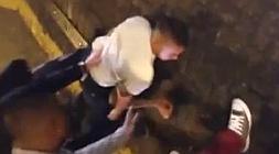 El jugador, tendido en el suelo tras la paliza./
