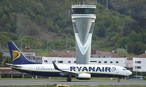 Un avión de Ryanair aterriza en el Aeropuerto de Bilbao. / Archivo/