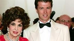 Gina Lollobrigida y Javier Rigau posan a la entrada de una fiesta en Mónaco. /AP/