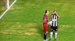 Ronaldinho bebe agua del portero rival./
