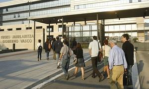 Un grupo de funcionarios, a las puertas de Lakua./ Archivo/