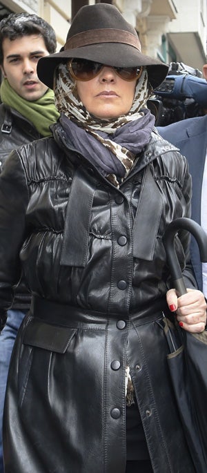 Rosalía Iglesias, a la salida de su casa en el barrio de Salamanca. / José Ramón Ladra/