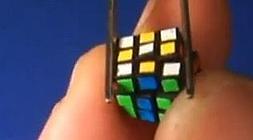 El cubo apenas mide unos milímetros./ Youtube/
