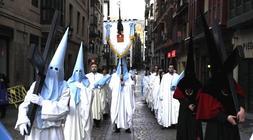 Los cofrades recorren en silencio las calles de Bilbao. / Luis Ángel Gómez/