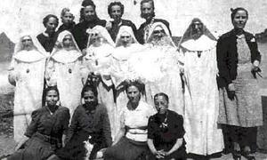 Prisioneras de Saturraran con seis de las monjas guardianas. Las reclusas sólo podían fotografiarse con la ropa de los domingos./ Archivo de E. Piñero/