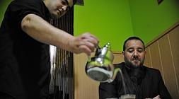 Usuf Ibn Orofa, del Consejo Islámico del País Vasco, se toma un té en un local marroquí. /Ignacio Pérez/