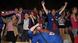 Aficionados del Eibar festejan la victoria de su equipo. /Félix Morquecho/