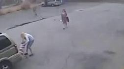 Momento en que la madre rescata a su bebé./ Youtube/