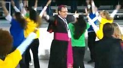 Los sacerdotes también participaron en el baile. / Youtube/