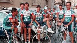 Equipo del Euskaltel Euskadi durante la Vuelta a España 99. / Telepress/