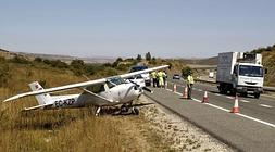La avioneta aterrizó en la AP-1. / Efe / Atlas/