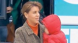 María Dolores de Cospedal, con su hijo Ricardo./ El Correo/