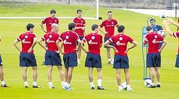 Los jugadores del Athletic atienden a Valverde en Lezama. / B.Agudo/