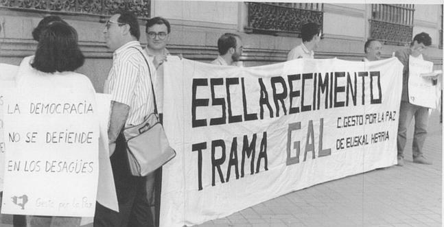 Manifestación de Gesto por la Paz contra los GAL en 1991: ‘La democracia no se defiende en los desagües’ se lee en un cartel./ Efe/