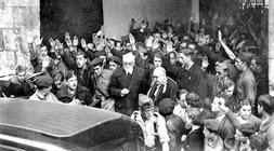 Unamuno saliendo de la Universidad de Salamanca en octubre de 1936./