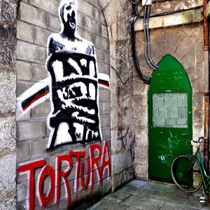 Pintada contra la tortura en una calle del País Vasco. /Fernando Gómez/