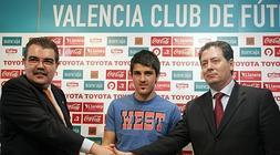 Juan Soler (a la izquierda) junto a David Villa el día de su fichaje por el Valencia/