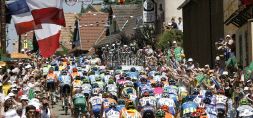 APOYO POPULAR. Pese a los escándalos, el Tour 2006 llenó de gente las cunetas de Francia. / EL CORREO/