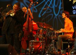 HASIER OLEAGA, a la batería, acompaña al trombonista Wycliffe Gordon. / JESÚS ANDRADE/