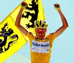 FUERA. Rasmussen se distanció de todos sus rivales en el Aubisque para ganar la etapa. Luego, tuvo que dejar la prueba. / EFE/