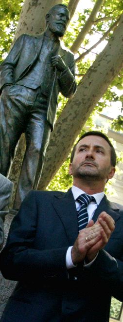 ANIVERSARIO. Imaz, ante la estatua de Sabino Arana. / F. GÓMEZ/