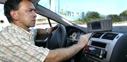 NOVEDAD. Un taxista de la parada de Rekalde muestra el aparato GPS que le acaban de instalar en su vehículo. / FOTOS: PEDRO URRESTI/
