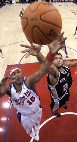 Singleton captura un rebote ante Duncan. / REUTERS/