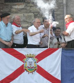 HISTÓRICO. Amado López de Ipiña fue el encargado de hacer prender la mecha. / FOTOS: NURIA GONZÁLEZ/