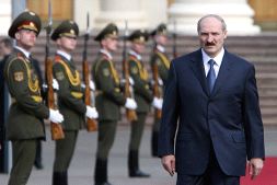TODOS FIRMES. Lukashensko pasa revista a sus tropas en Minsk, capital de Bielorrusia. / AFP/