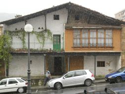 TRADICIONAL. El caserío, todavía habitado, tiene 220 metros cuadrados. / PEDRO URRESTI/