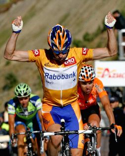 VICTORIA. Menchov se impuso al sprint. Samuel Sánchez, tras él en la imagen, fue tercero. / EFE/