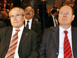 El president, Jesús Montilla, con el ministro de Finanzas alemán, Peer Steinbrueck. Detrás, Josep Lluis Carod-Rovira. / AP/