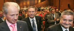 PALACIO EUSKALDUNA. Ibarretxe camina hacia el estrado precedido por Juan Mari Atutxa y Txema Montero. / BERNARDO CORRAL/