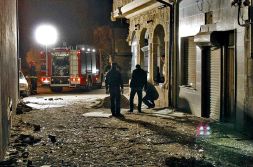 ATAQUE. La explosión causó daños en la fachada del local y en las viviendas más cercanas. / EFE/