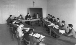 En las primeras promociones el número de alumnos era muy reducido y tenían que ir con traje, pero ya entonces contaban con un plan de estudios sorprendentemente moderno./
