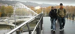 CONTROVERSIA. Varios peatones atraviesan ayer el empalme de Isozaki con la pasarela Calatrava, objeto del pleito que ha enfrentado al arquitecto con el Ayuntamiento de Bilbao. / MAITE BARTOLOMÉ/