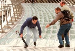 PATINAZOS. La lluvia y el hielo provocan caídas en el puente de Calatrava. / EL CORREO/
