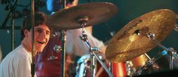 BATERÍA. Víctor Celada, a los 23 años, sobre el escenario del Festival de Jazz en Mendizorroza, con la formación de Iñaki Salvador Zilbor Hestea. / JAVIER MINGUEZA/