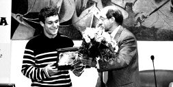 GALARDONADO. Koikili Lertxundi recibe el premio de manos del alcalde de Sestao, José Luis Marcos Merino. / FERNANDO GÓMEZ/
