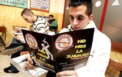 CUIDADO. Una campaña advierte de la importancia de no mezclar alcohol y conducción. / A. GÓMEZ/