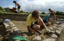 IRUÑA VELEIA. Un grupo de jóvenes trabaja en el yacimiento romano. / I AIZPURU/
